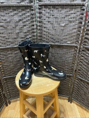 Capelli New York - Women’s Shiny Black Rubber Pull On Boots - Size 8